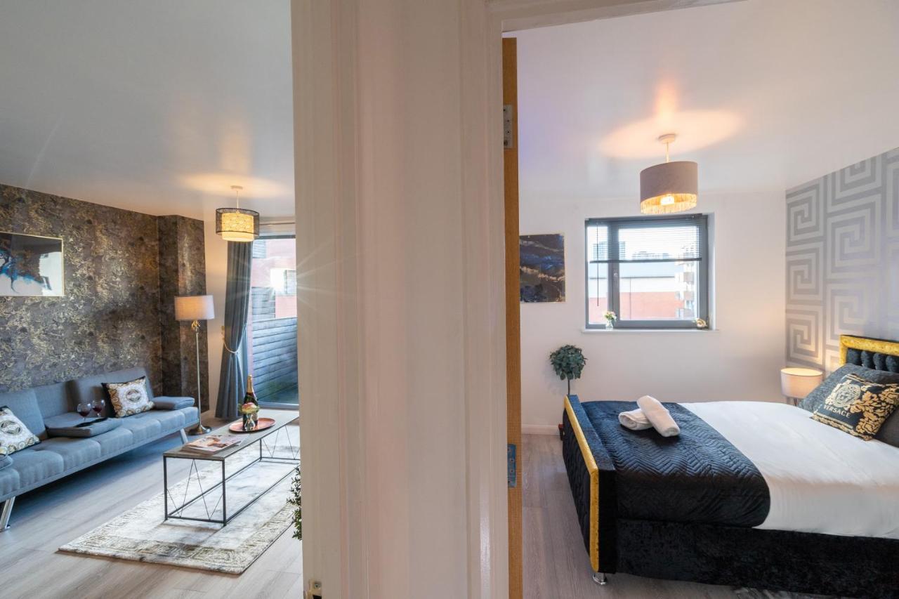 Caliber Stays Birmingham Bliss - Medusa Suite Apartments - Central 2-Bed Retreat - City Attractions, Sleeps 4, Free Netflix, Nearby Parking & Close Proximity - Bullring, Grand Central, The Cube - 5 Minutes Walk エクステリア 写真