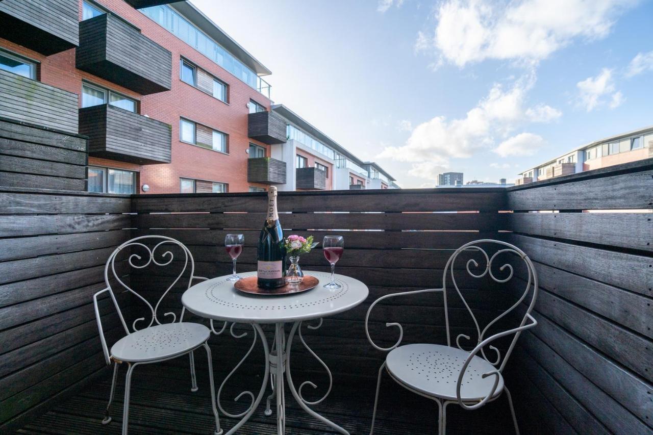 Caliber Stays Birmingham Bliss - Medusa Suite Apartments - Central 2-Bed Retreat - City Attractions, Sleeps 4, Free Netflix, Nearby Parking & Close Proximity - Bullring, Grand Central, The Cube - 5 Minutes Walk エクステリア 写真